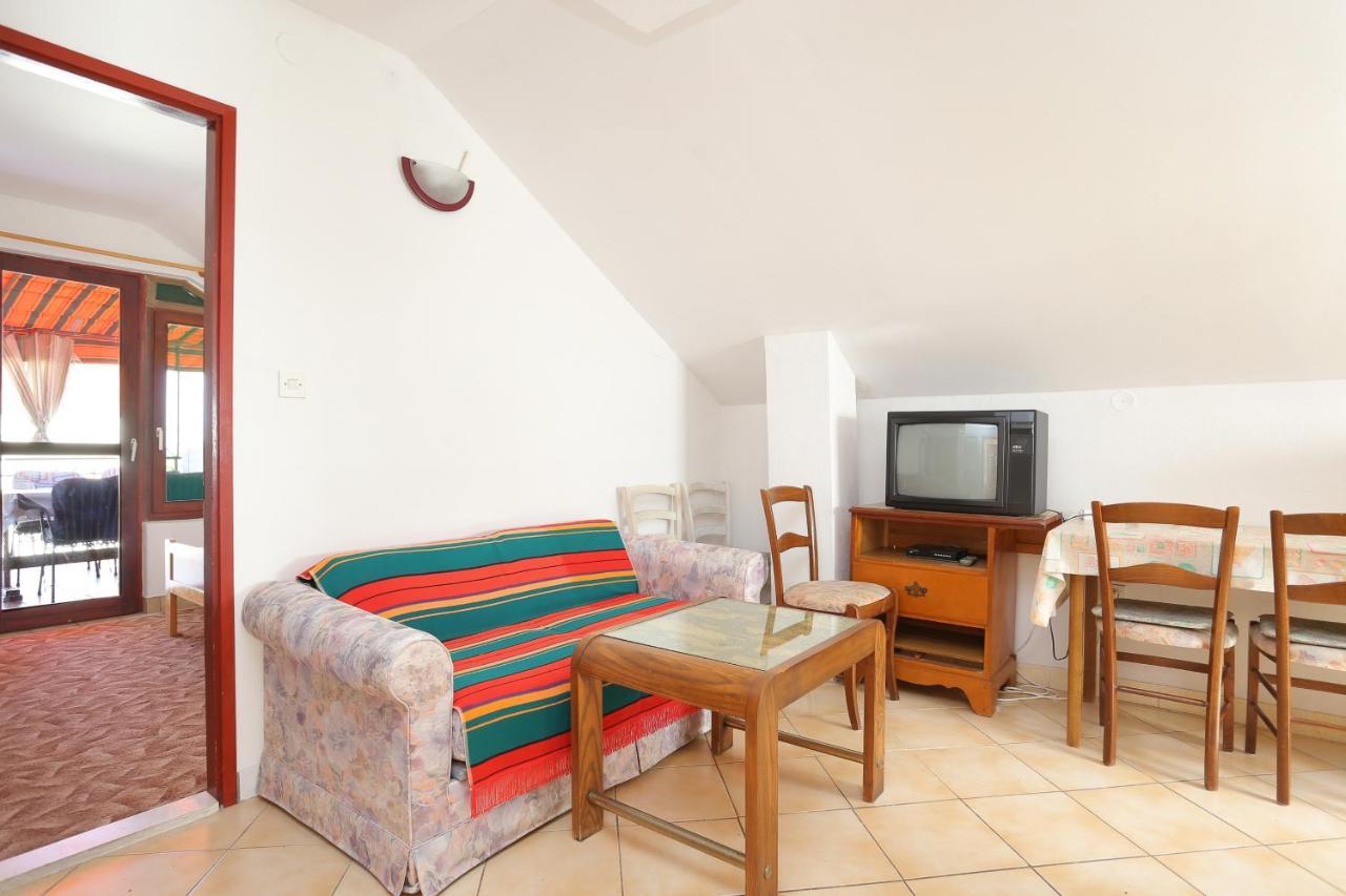 Apartments By The Sea Okrug Gornji, Ciovo - 1069 特罗吉尔 外观 照片