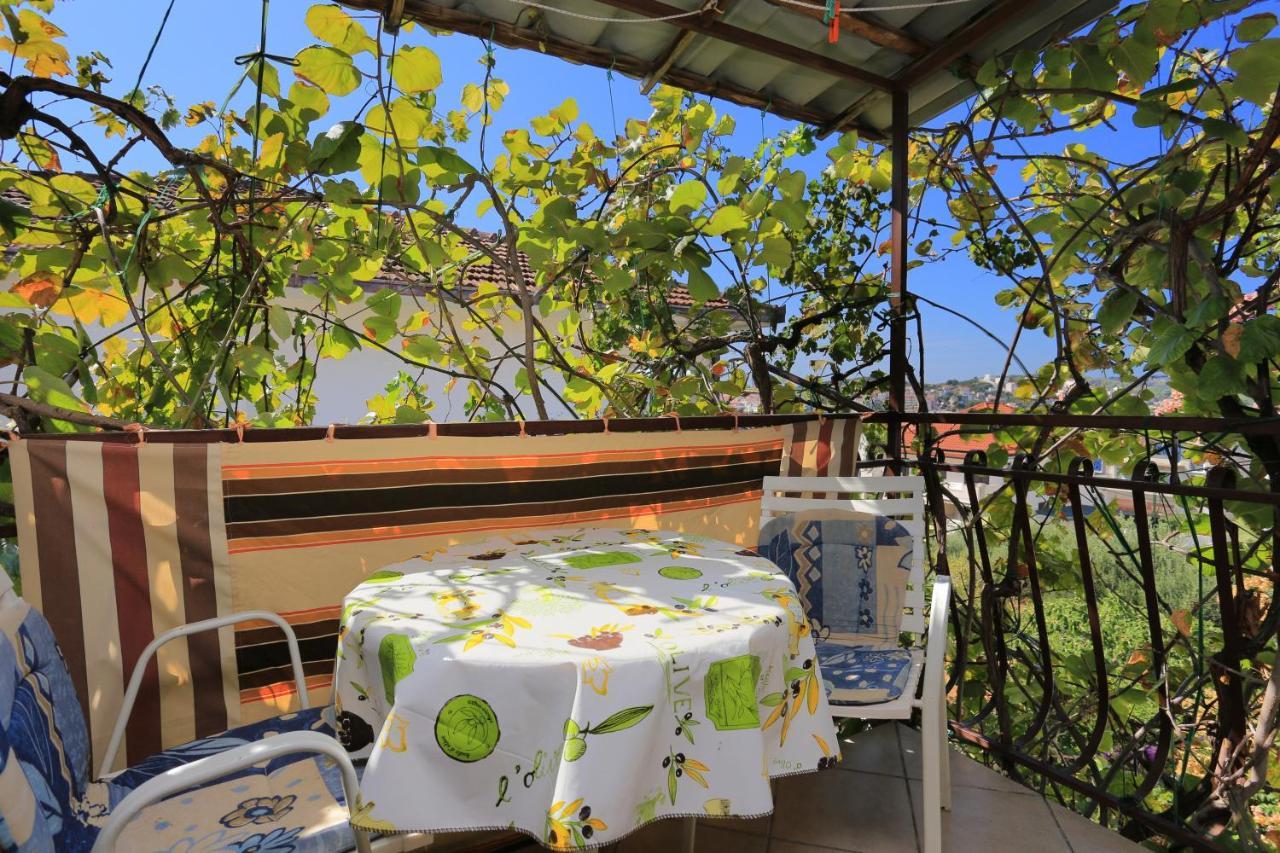 Apartments By The Sea Okrug Gornji, Ciovo - 1069 特罗吉尔 外观 照片